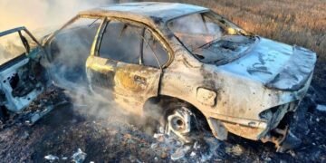 Серед поля згорів автомобіль: на Дніпропетровщині гасили пожежу