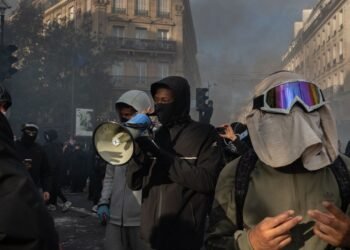 Протесты во Франции: Лувр заблокирован, власти готовят комендантский час