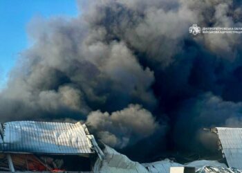 Нова хвиля ударів по Дніпропетровщині: горять склади, пошкоджені підприємства та інфраструктура