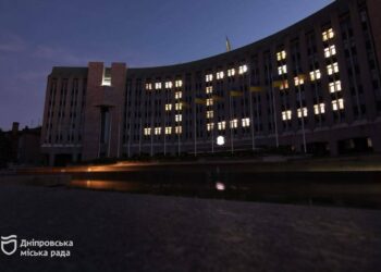 Вікна склалися у “ЗСУ”, а на набережній з’явилися парасольки: Дніпро патріотично відзначив свято