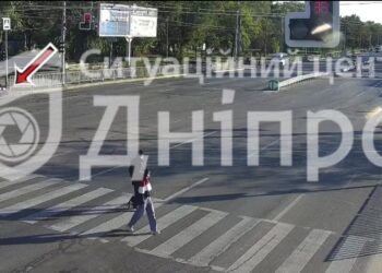 Лічені метри до трагедії: у Дніпрі авто після зіткнення вилетіло на тротуар
