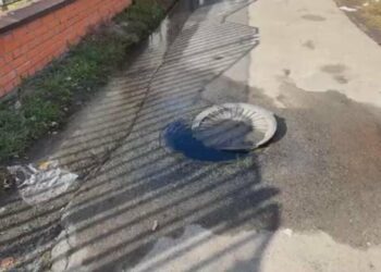 У Дніпрі з’явилося величезне «озеро»: вода тече просто на дорогу