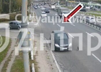 Затор може паралізувати рух до Центрального мосту: у Дніпрі сталася ДТП