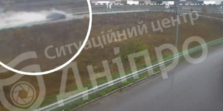 Злетів із дороги та розбився: у Дніпрі Zeekr опинився в кюветі, – ВІДЕО